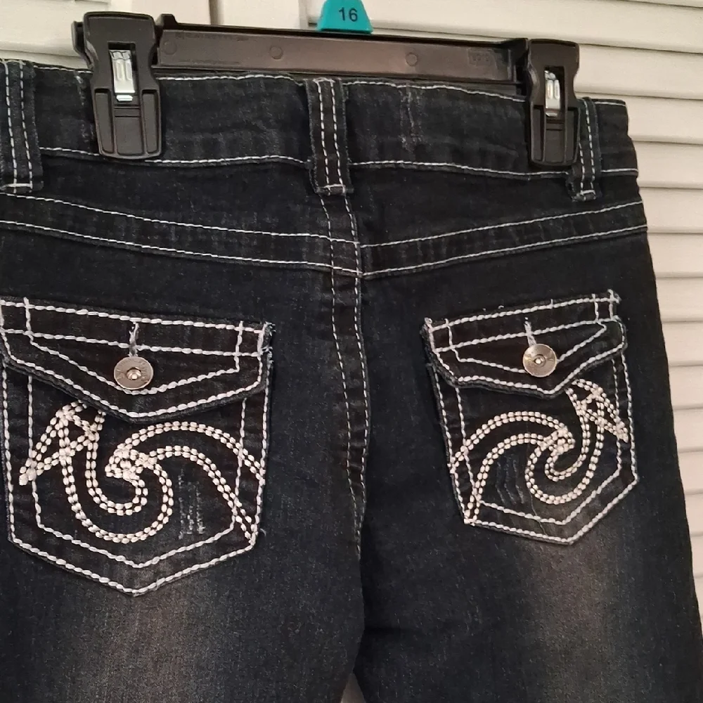 Women's Straight Leg Jeans - Picture 6 of 7